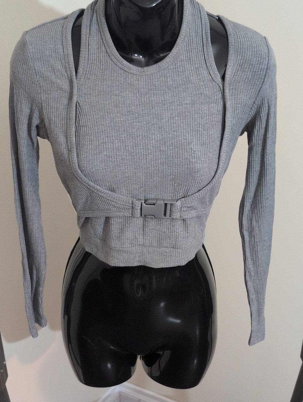 Cider | Gray Ribbed Long-Sleeve Cropped Top with Buckle Detail
